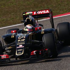 Pastor Maldonado sufriendo problemas en los frenos