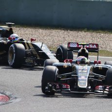 Los dos coches de Lotus mostrando un ritmo competitivo