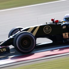 Romain Grosjean rodando cerca de los límites de la pista