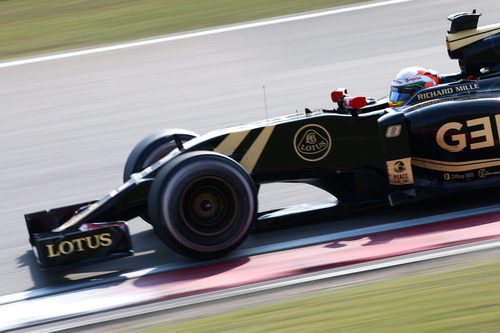 Romain Grosjean rodando cerca de los límites de la pista