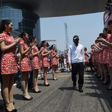 Fernando Alonso, aplaudido por las azafatas de China