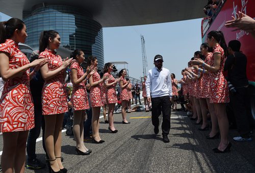 Fernando Alonso, aplaudido por las azafatas de China