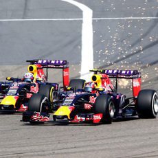 Saltan chispas entre Daniel Ricciardo y Daniil Kvyat