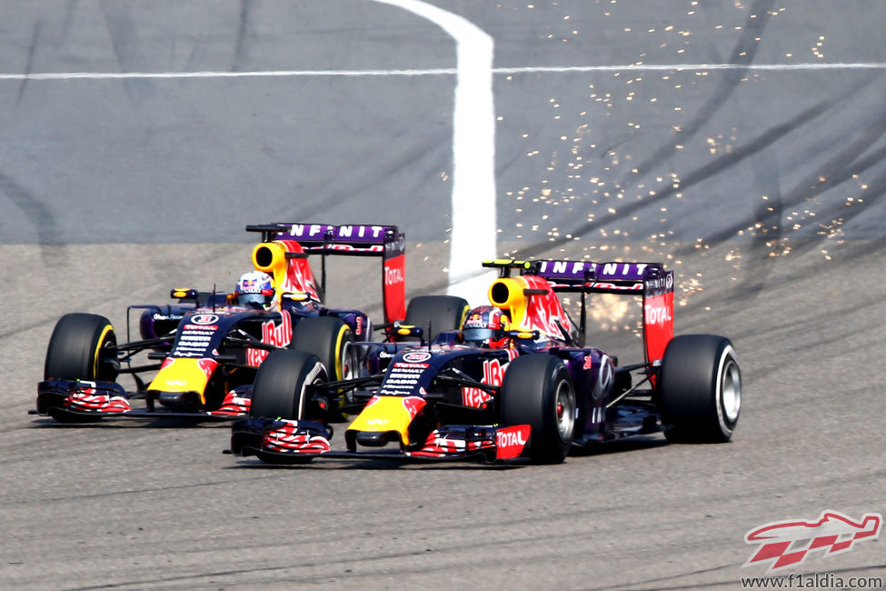 Saltan chispas entre Daniel Ricciardo y Daniil Kvyat