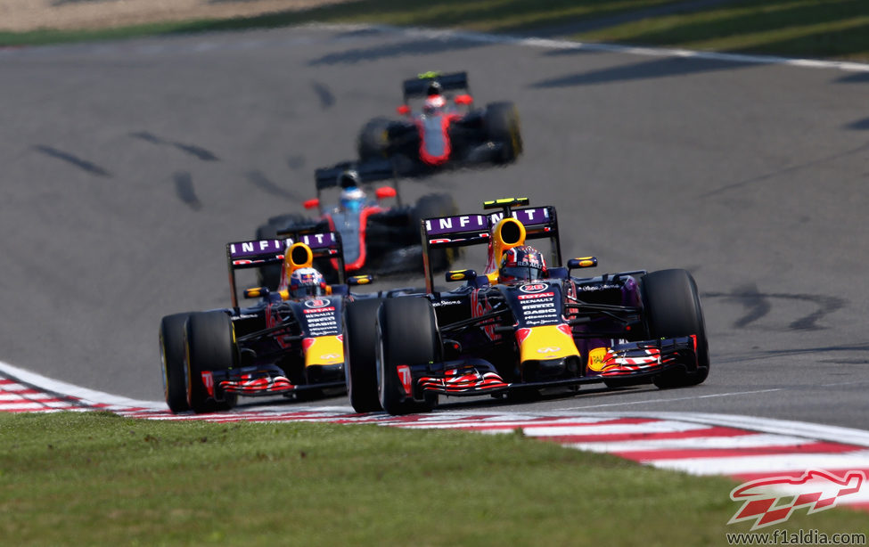 La batalla entre Daniel Ricciardo y Daniil Kvyat continúa