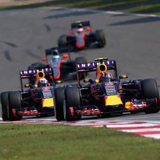La batalla entre Daniel Ricciardo y Daniil Kvyat continúa