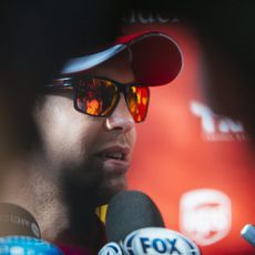 Sebastian Vettel atiende a los medios en el paddock