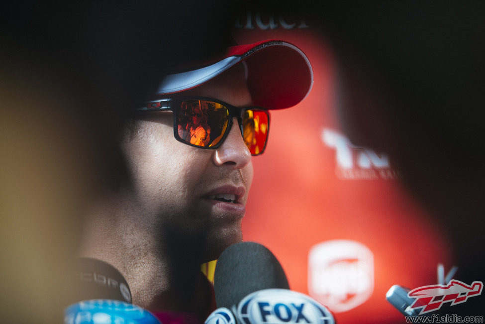 Sebastian Vettel atiende a los medios en el paddock