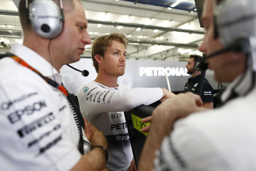 Nico Rosberg relajado en su box mientras sus ingenieros conversan