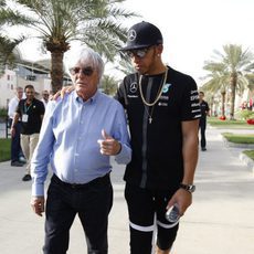 Lewis Hamilton charlando con Bernie Ecclestone