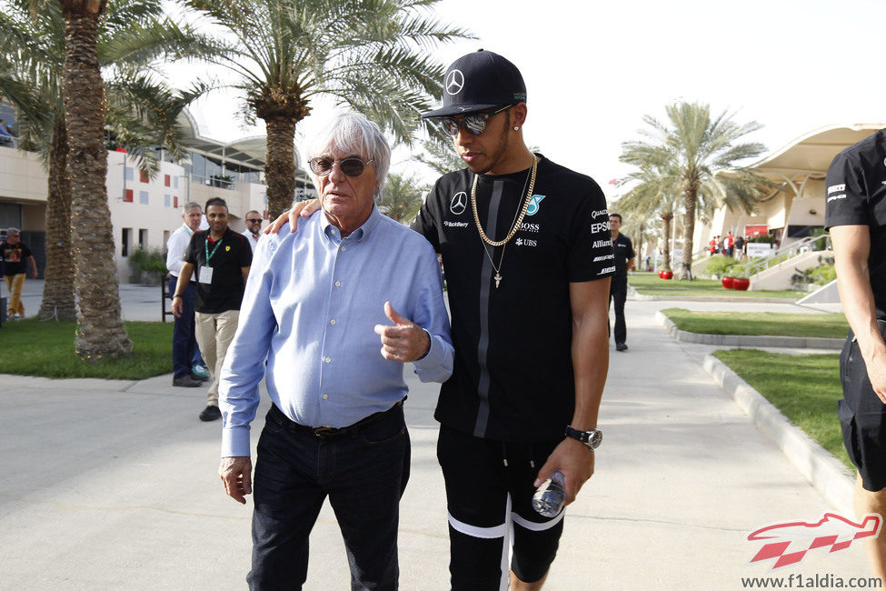 Lewis Hamilton charlando con Bernie Ecclestone