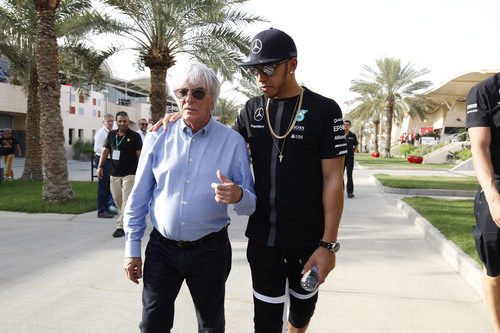 Lewis Hamilton charlando con Bernie Ecclestone