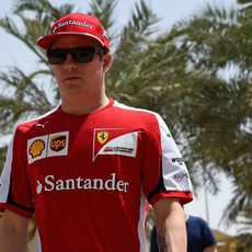 Kimi Räikkönen a su llegada al paddock de Baréin