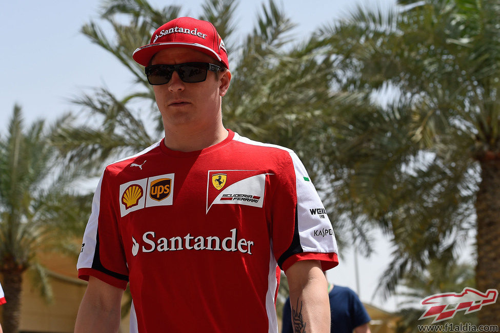 Kimi Räikkönen a su llegada al paddock de Baréin