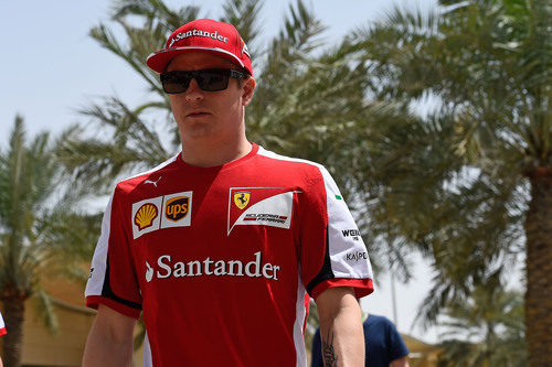 Kimi Räikkönen a su llegada al paddock de Baréin