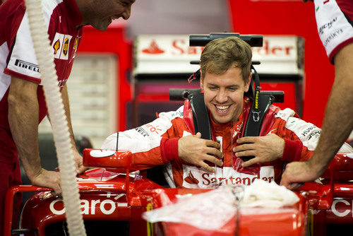 Sebastian Vettel subiéndose a su SF15-T
