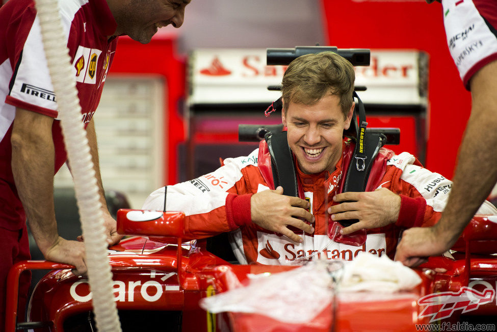 Sebastian Vettel subiéndose a su SF15-T