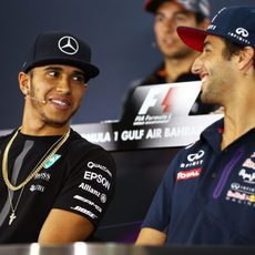 Daniel Ricciardo y Lewis Hamilton bromean durante la rueda de prensa