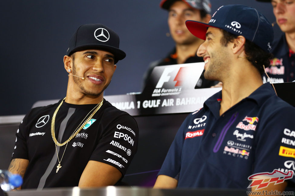 Daniel Ricciardo y Lewis Hamilton bromean durante la rueda de prensa