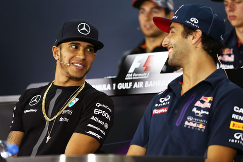 Daniel Ricciardo y Lewis Hamilton bromean durante la rueda de prensa