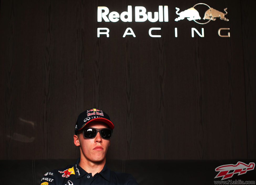 Gesto serio de Daniil Kvyat en el paddock de Sakhir