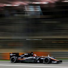 Nico Hülkenberg rodando bajo la noche de Baréin