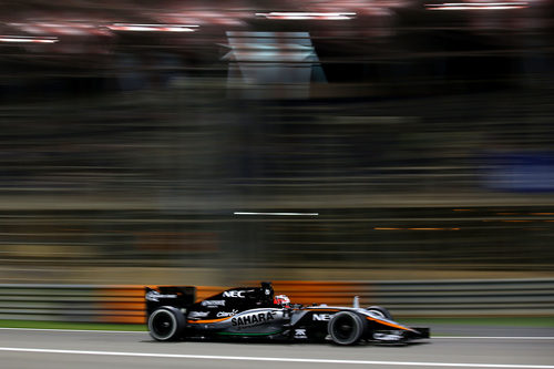 Nico Hülkenberg rodando bajo la noche de Baréin