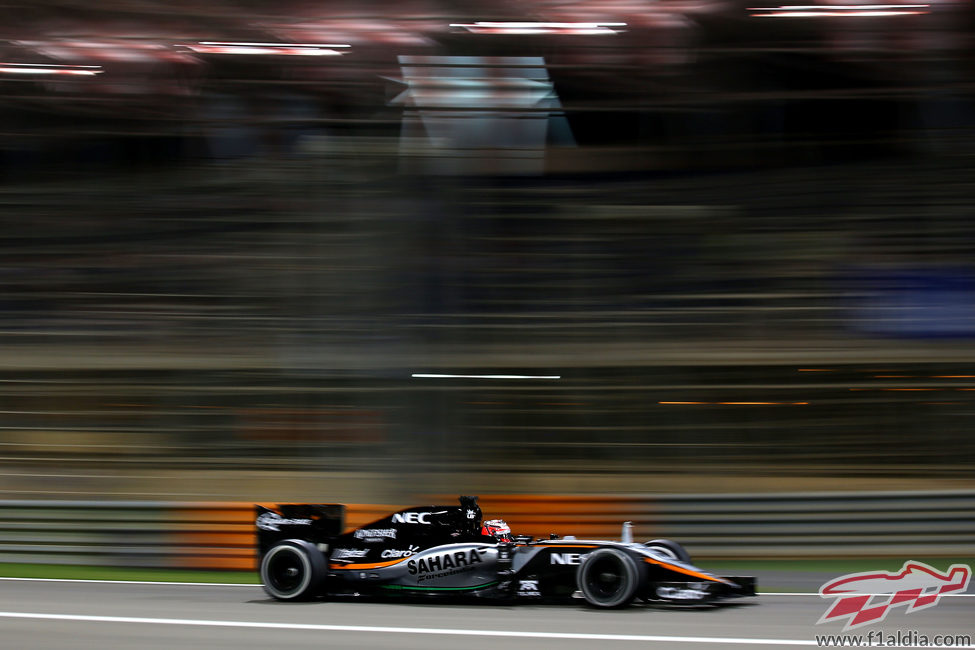 Nico Hülkenberg rodando bajo la noche de Baréin