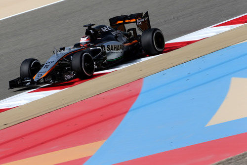 Nico Hülkenberg apurando los límites de la pista