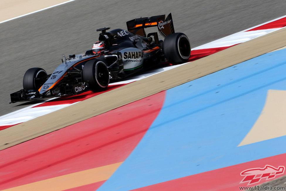 Nico Hülkenberg apurando los límites de la pista