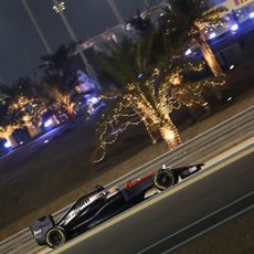 Fernando Alonso rodando de noche