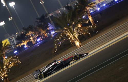 Fernando Alonso rodando de noche