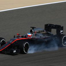 Fernando Alonso pasandose de frenada