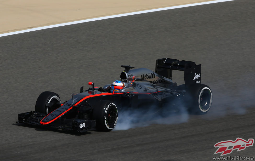 Fernando Alonso pasandose de frenada