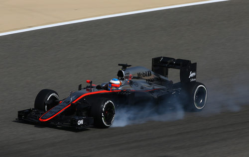 Fernando Alonso pasandose de frenada
