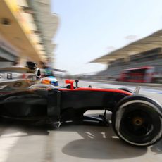 Fernando Alonso saliendo del garaje