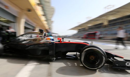 Fernando Alonso saliendo del garaje