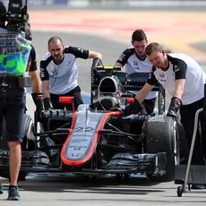 El coche de Jenson Button es empujado de vuelta al garaje