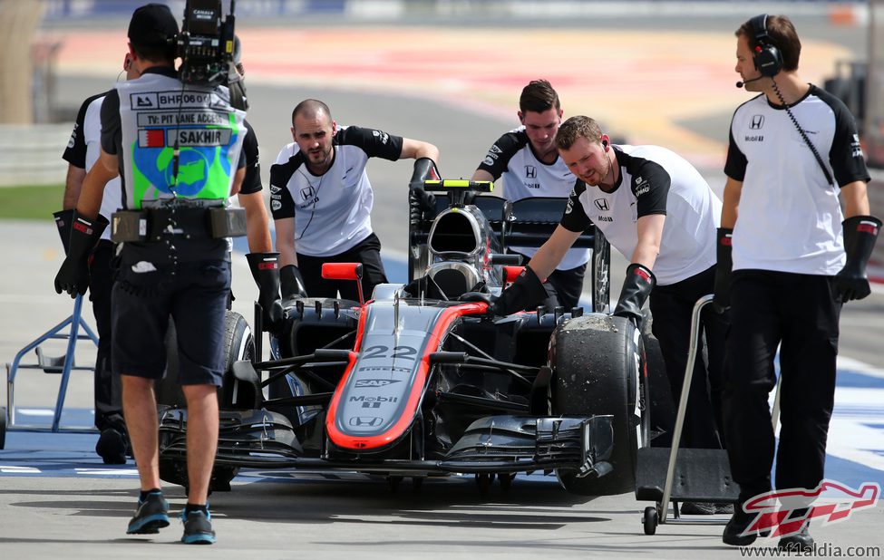 El coche de Jenson Button es empujado de vuelta al garaje