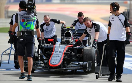 El coche de Jenson Button es empujado de vuelta al garaje