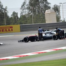 Jenson Button se queda parado en medio de la pista