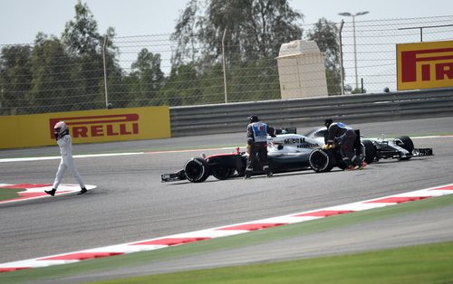 Jenson Button se queda parado en medio de la pista