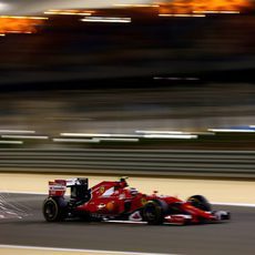 El coche de Kimi Raikkonen soltando chispas