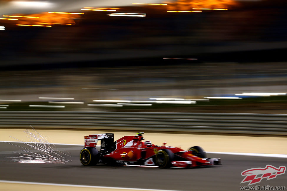 El coche de Kimi Raikkonen soltando chispas