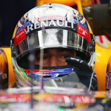 Daniel Ricciardo concentrado en el coche antes de salir a pista