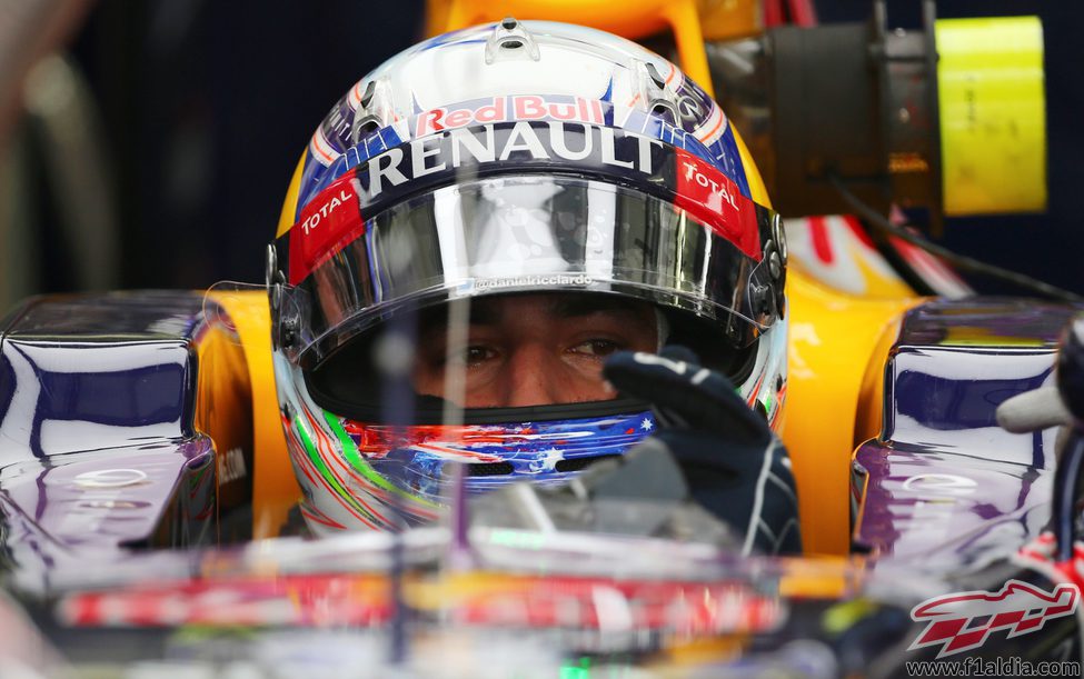 Daniel Ricciardo concentrado en el coche antes de salir a pista