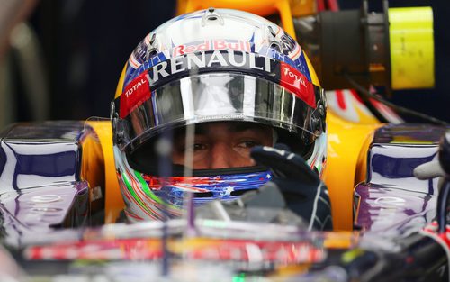 Daniel Ricciardo concentrado en el coche antes de salir a pista