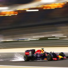 El Red Bull de Daniel Ricciardo haciendo saltar chispas