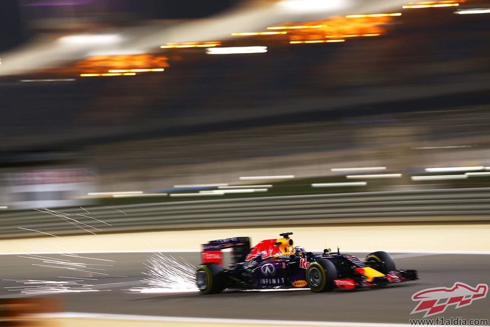 El Red Bull de Daniel Ricciardo haciendo saltar chispas