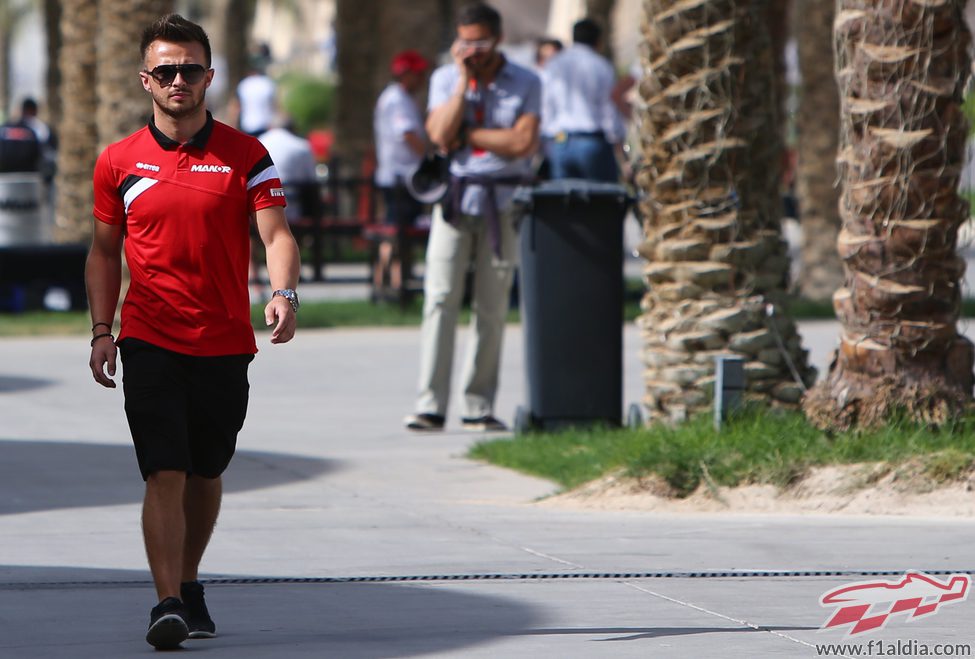 Will Stevens corriendo en el circuito de Sakhir